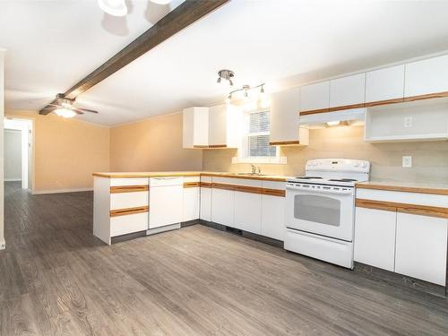 2863 Belgo Road, Kelowna, BC - Indoor Photo Showing Kitchen