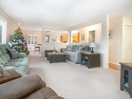 2863 Belgo Road, Kelowna, BC - Indoor Photo Showing Living Room