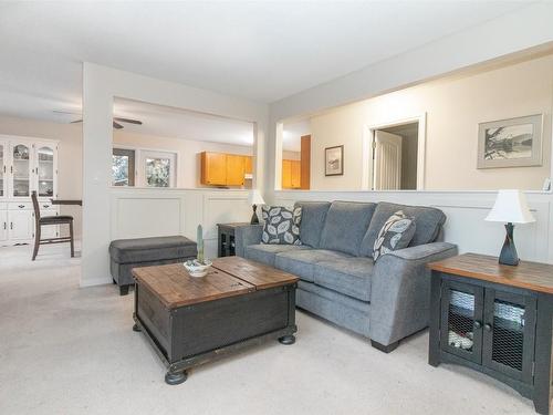 2863 Belgo Road, Kelowna, BC - Indoor Photo Showing Living Room