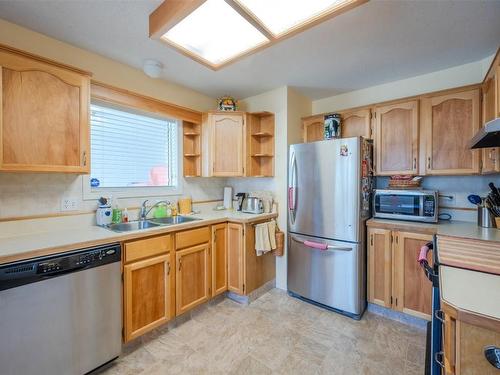 8-11110 Quinpool Road, Summerland, BC - Indoor Photo Showing Kitchen With Double Sink