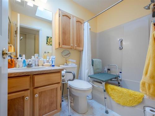 8-11110 Quinpool Road, Summerland, BC - Indoor Photo Showing Bathroom