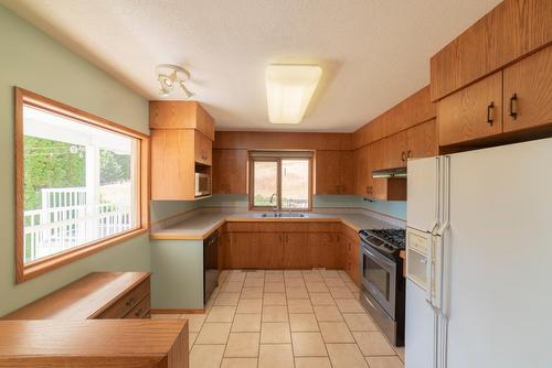 1609 Highway 3B, Fruitvale, BC - Indoor Photo Showing Kitchen With Double Sink