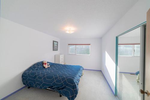 1609 Highway 3B, Fruitvale, BC - Indoor Photo Showing Bedroom