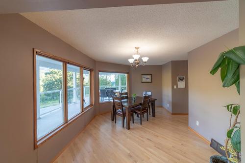 1609 Highway 3B, Fruitvale, BC - Indoor Photo Showing Dining Room