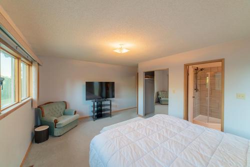 1609 Highway 3B, Fruitvale, BC - Indoor Photo Showing Bedroom