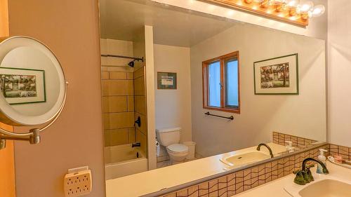 1609 Highway 3B, Fruitvale, BC - Indoor Photo Showing Bathroom