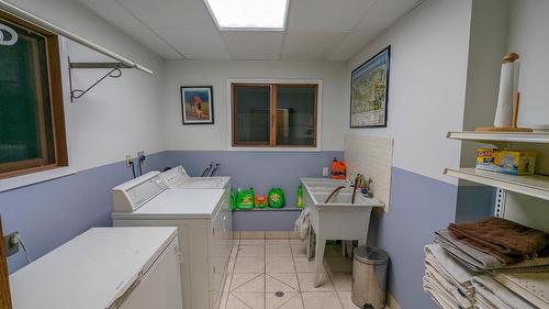 1609 Highway 3B, Fruitvale, BC - Indoor Photo Showing Laundry Room