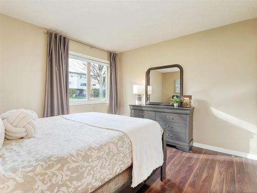 101-2527 Quadra St, Victoria, BC - Indoor Photo Showing Bedroom