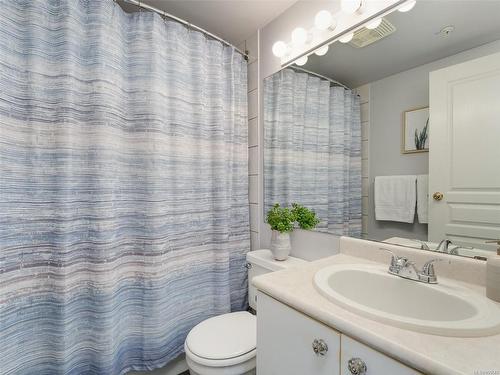 101-2527 Quadra St, Victoria, BC - Indoor Photo Showing Bathroom