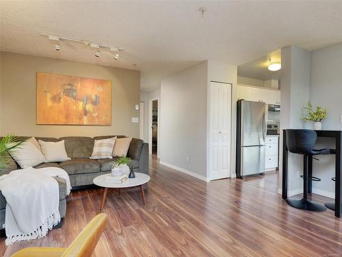 101-2527 Quadra St, Victoria, BC - Indoor Photo Showing Living Room