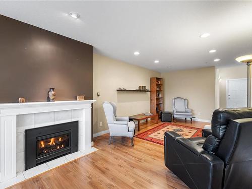 5950 Waterton Dr, Nanaimo, BC - Indoor Photo Showing Living Room With Fireplace