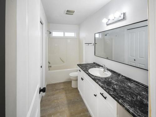 629 Railway Ave, Nanaimo, BC - Indoor Photo Showing Bathroom
