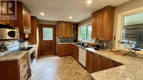 6260 Merkley Crescent, 100 Mile House, BC - Indoor Photo Showing Kitchen