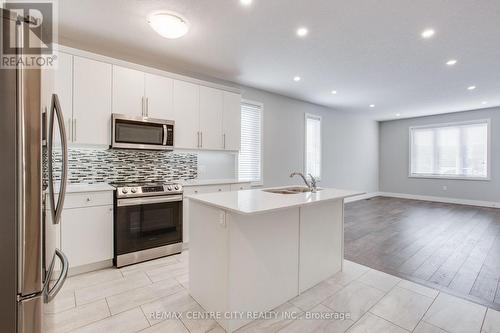2284 Evans Boulevard, London, ON - Indoor Photo Showing Kitchen With Double Sink With Upgraded Kitchen