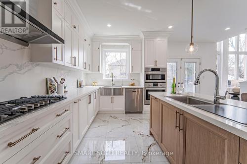 518 Spruce Needle Crt, Oakville, ON - Indoor Photo Showing Kitchen With Upgraded Kitchen