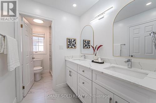 518 Spruce Needle Crt, Oakville, ON - Indoor Photo Showing Bathroom