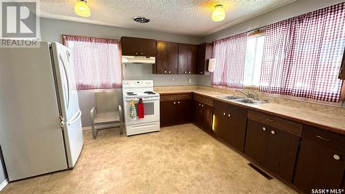 435 8Th Street E, Prince Albert, SK - Indoor Photo Showing Kitchen With Double Sink