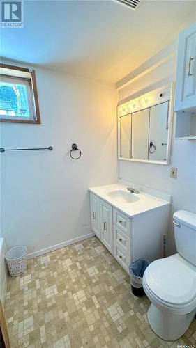 435 8Th Street E, Prince Albert, SK - Indoor Photo Showing Bathroom