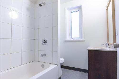 487 Toronto Street, Winnipeg, MB - Indoor Photo Showing Bathroom