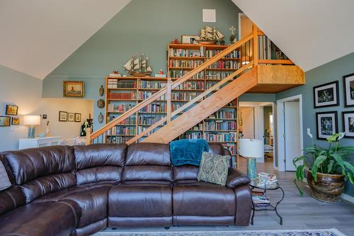 7606 Highway 3A, Balfour, BC - Indoor Photo Showing Living Room
