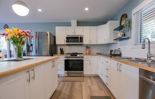 7606 Highway 3A, Balfour, BC - Indoor Photo Showing Kitchen With Double Sink