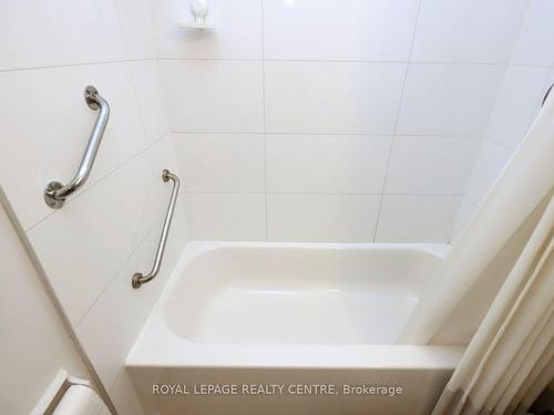 304-3105 Queen Frederica Dr, Mississauga, ON - Indoor Photo Showing Bathroom