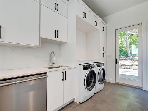 302 Beaumont Ave, View Royal, BC - Indoor Photo Showing Laundry Room