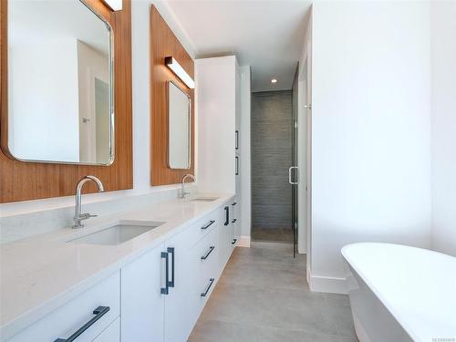 302 Beaumont Ave, View Royal, BC - Indoor Photo Showing Bathroom