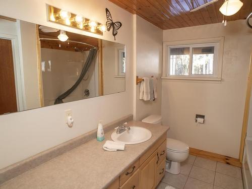 2135 Riverdale Road W, Thunder Bay, ON - Indoor Photo Showing Bathroom