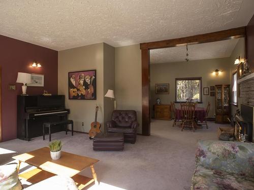 2135 Riverdale Road W, Thunder Bay, ON - Indoor Photo Showing Living Room