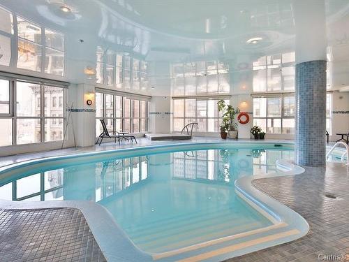 Piscine - 309-650 Rue Notre-Dame O., Montréal (Ville-Marie), QC - Indoor Photo Showing Other Room With In Ground Pool