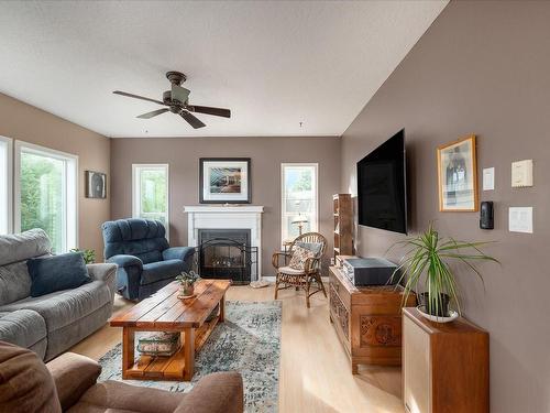 1747 Dar'S Pl, Qualicum Beach, BC - Indoor Photo Showing Living Room With Fireplace