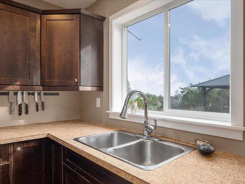 1747 Dar'S Pl, Qualicum Beach, BC - Indoor Photo Showing Kitchen With Double Sink
