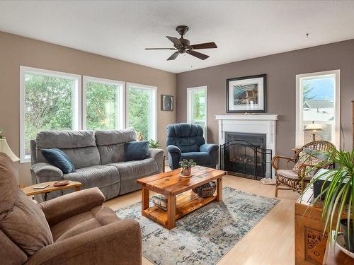 1747 Dar'S Pl, Qualicum Beach, BC - Indoor Photo Showing Living Room With Fireplace