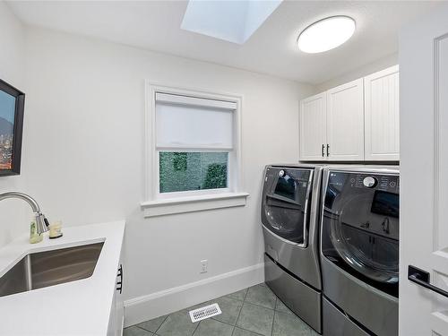 1327 Point Mercer Dr, French Creek, BC - Indoor Photo Showing Laundry Room