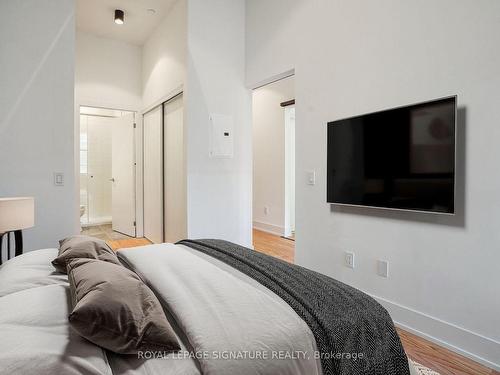 403-150 Logan Ave, Toronto, ON - Indoor Photo Showing Bedroom