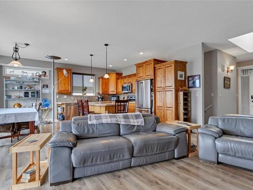 1008 Mt. Begbie Drive, Vernon, BC - Indoor Photo Showing Living Room