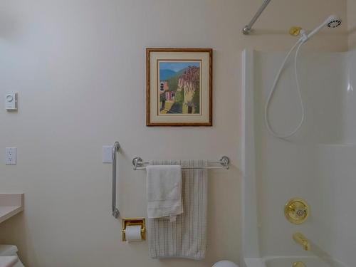 106-877 Klo Road, Kelowna, BC - Indoor Photo Showing Bathroom