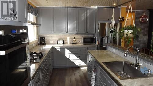206 Ottawa Ave, Elliot Lake, ON - Indoor Photo Showing Kitchen With Upgraded Kitchen