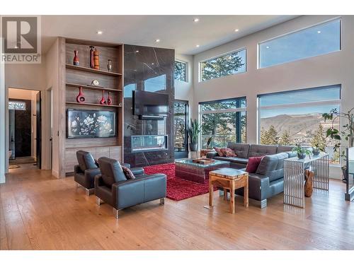 132 Sunset Boulevard, Vernon, BC - Indoor Photo Showing Living Room
