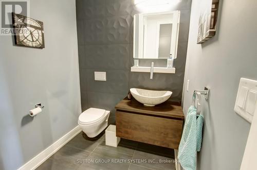 872 Hampton Crescent, Mississauga, ON - Indoor Photo Showing Bathroom