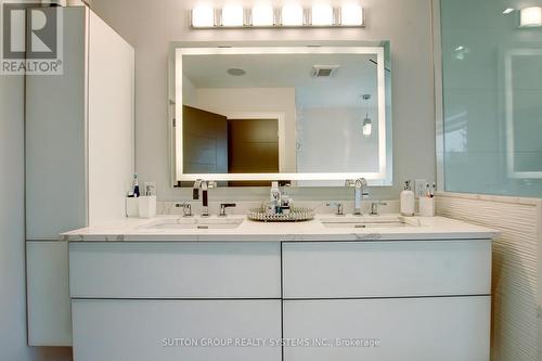872 Hampton Crescent, Mississauga, ON - Indoor Photo Showing Bathroom