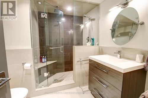 872 Hampton Cres, Mississauga, ON - Indoor Photo Showing Bathroom