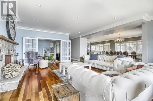 777 Lakelands Ave, Innisfil, ON - Indoor Photo Showing Living Room