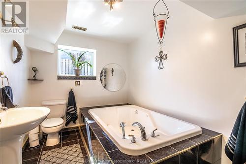 40 Homesteads Drive, Tilbury, ON - Indoor Photo Showing Bathroom