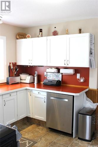 587 Poplar Crescent, Shaunavon, SK - Indoor Photo Showing Kitchen