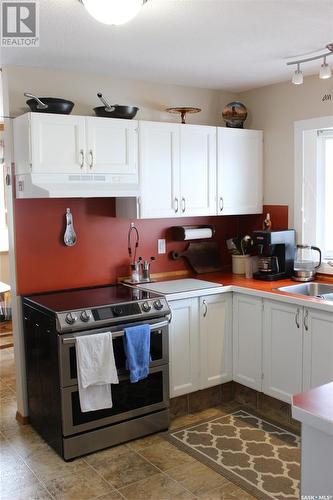 587 Poplar Crescent, Shaunavon, SK - Indoor Photo Showing Kitchen With Double Sink