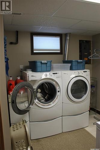587 Poplar Crescent, Shaunavon, SK - Indoor Photo Showing Laundry Room