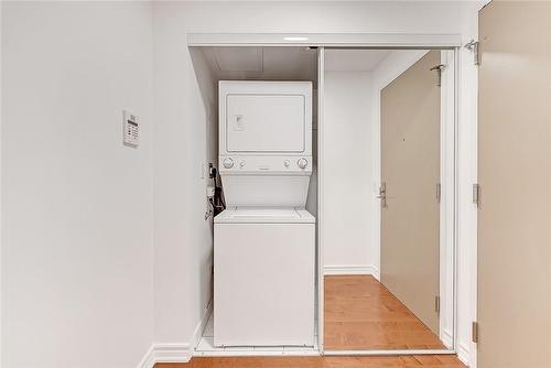 763 Bay Street|Unit #3011, Toronto, ON - Indoor Photo Showing Laundry Room