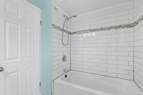 134 Victor Boulevard, Hamilton, ON - Indoor Photo Showing Bathroom